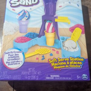 Kinetic Sand, Soft Serve Station with 396g of Play Sand (Blue, Pink and White), 2 Ice-Cream Cones and 2 Tools, Sensory Toys for Kids Aged 5 and up